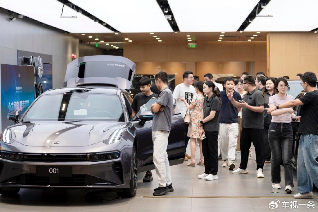 焕新极氪001上市再掀热潮!多地门店人气火爆-新浪汽车
