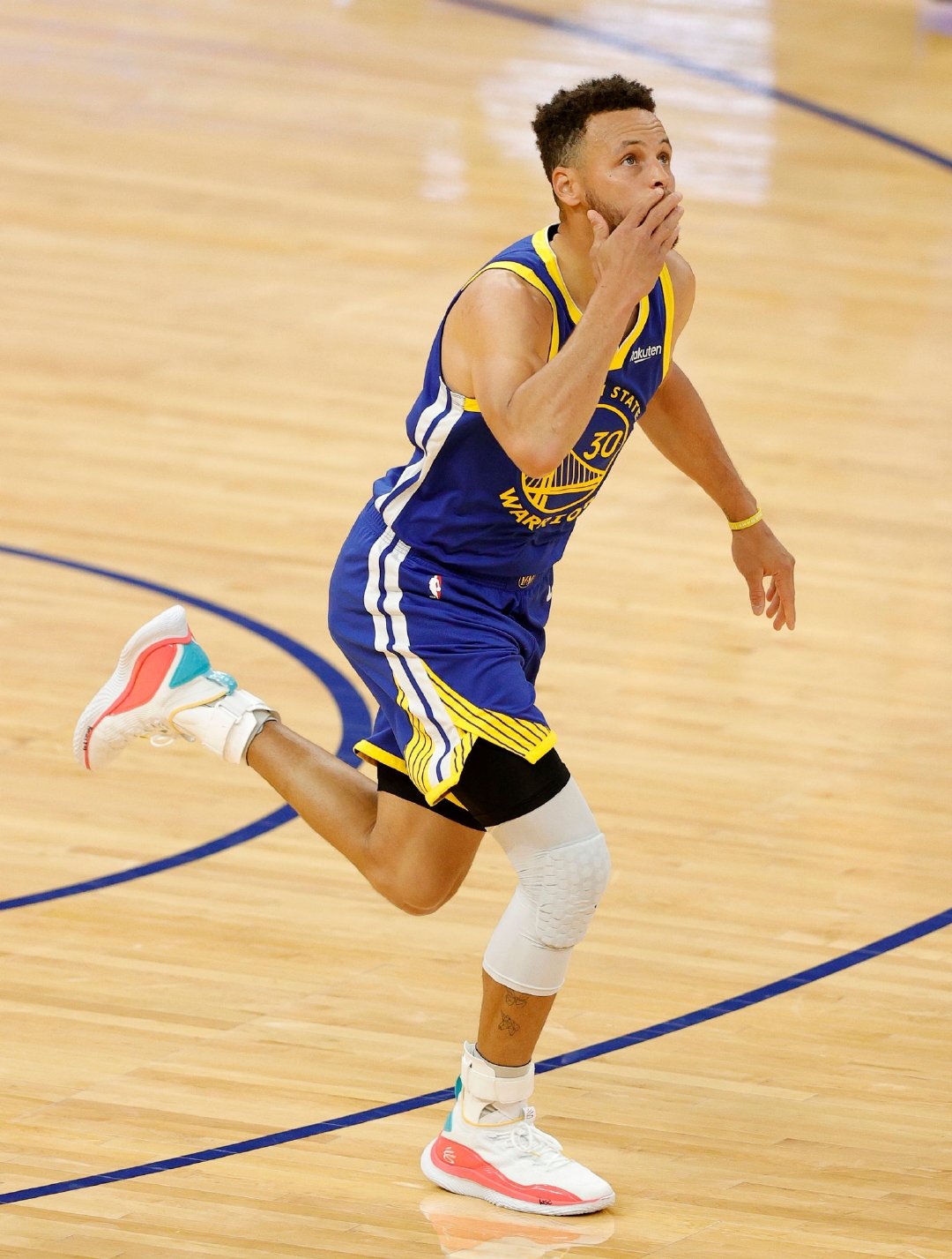 恭喜@stephencurry 成为勇士历史得分王,超越张伯伦的17783分