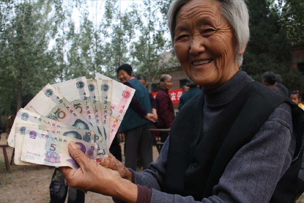 今年开始60岁以上农民的养老金,每年涨500元,现实可行吗?