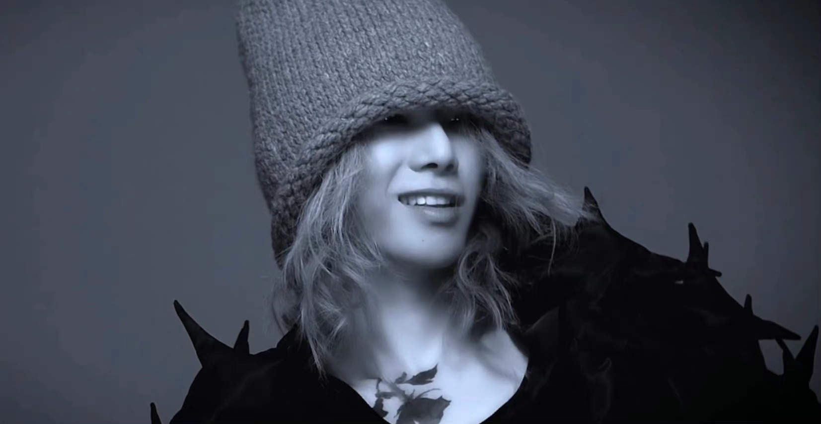 华晨宇最新大片银发黑指甲纹身