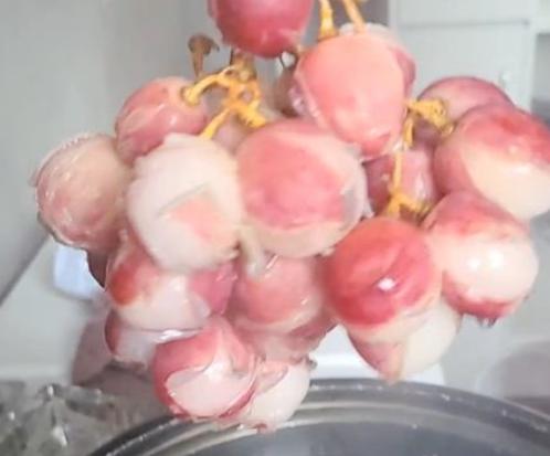 安徽一女子准备吃葡萄时，却发现已“开花”，网友：来自妈妈的爱