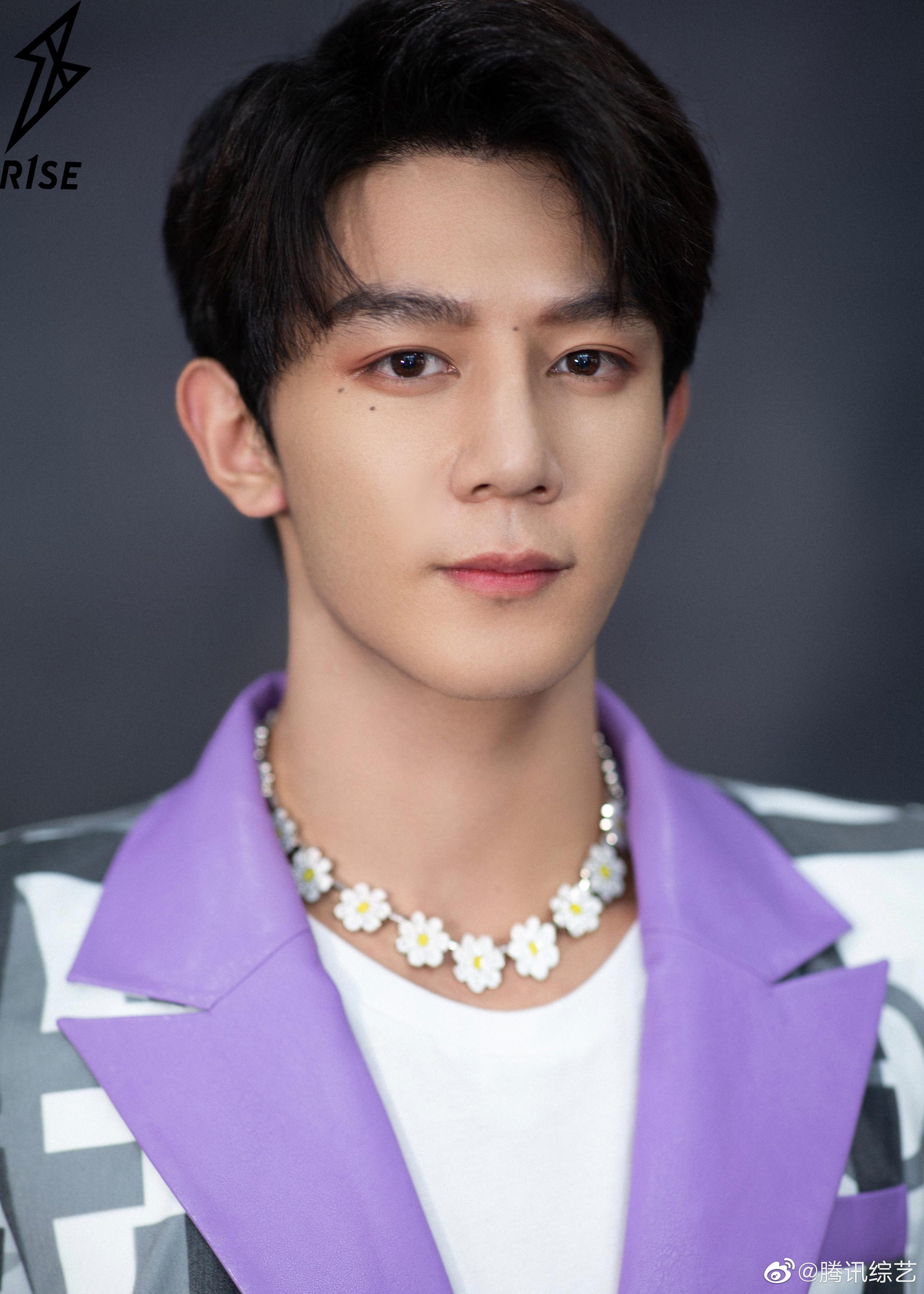 从小变魔术的r1se夏之光自信展示自己的魔术表演