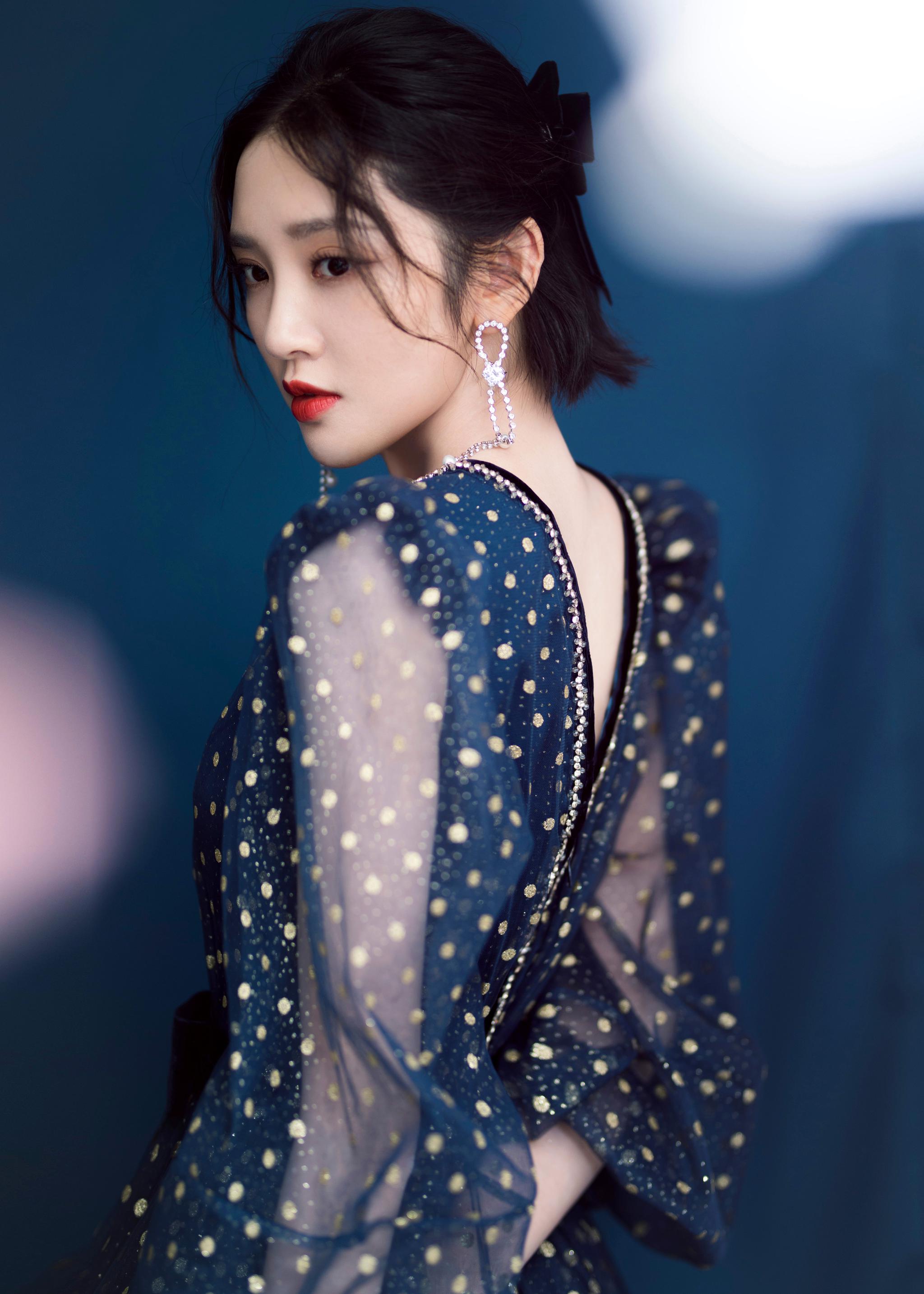 近日唐艺昕波点透视长裙出席品牌活动