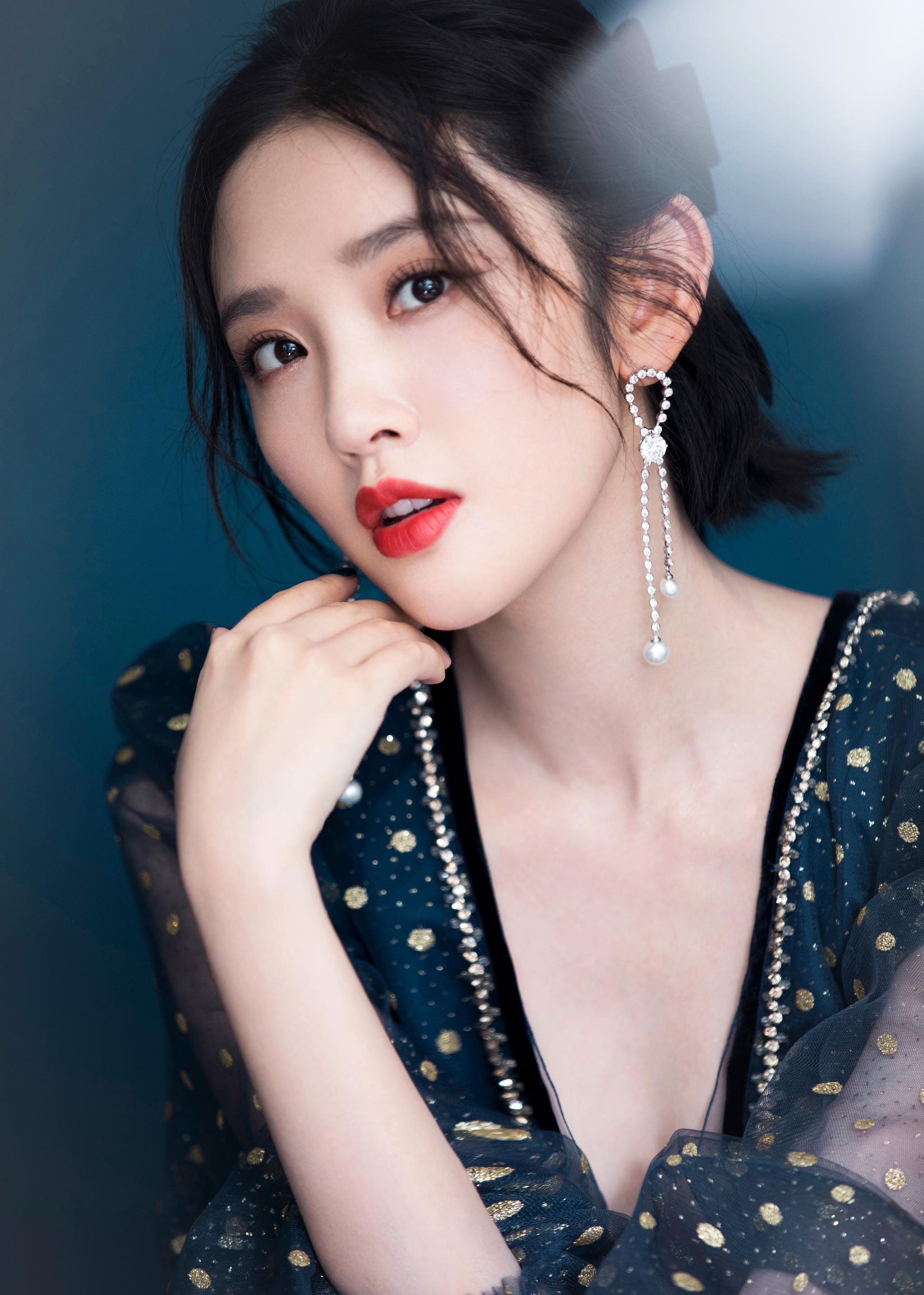 近日,@唐艺昕 波点透视长裙出席品牌活动