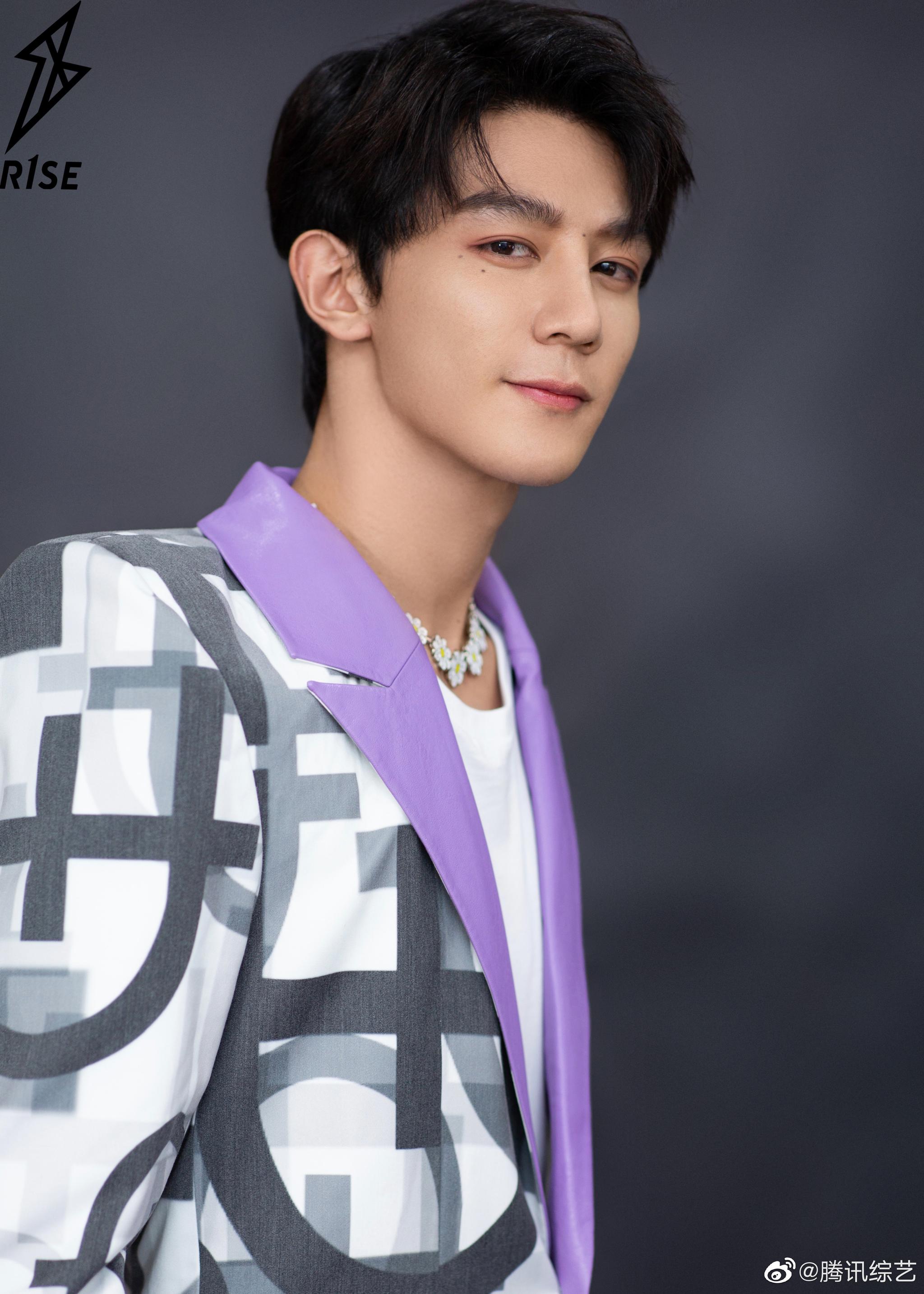 从小变魔术的r1se夏之光自信展示自己的魔术表演