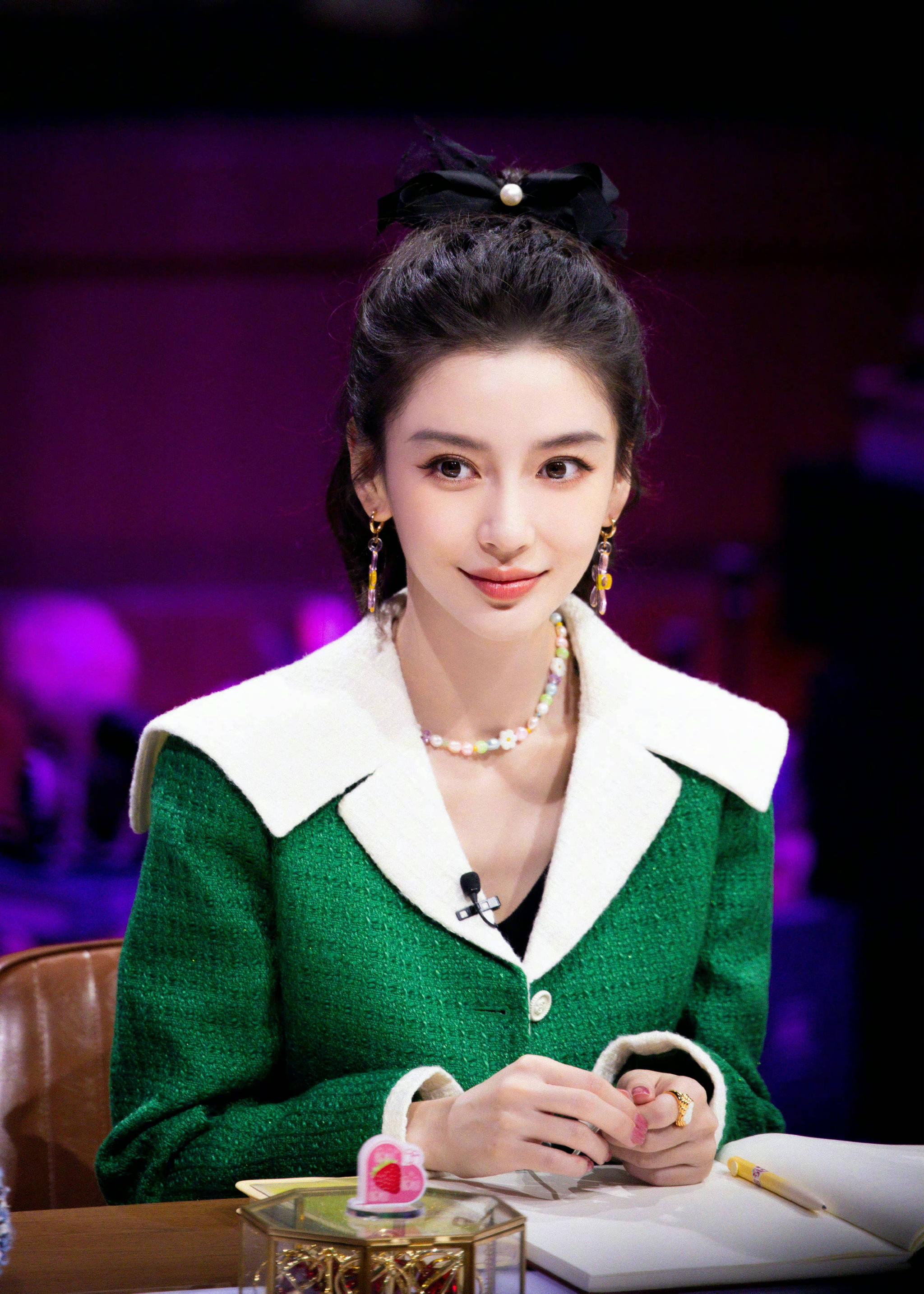 杨颖心动的信号造型绿色短外套高马尾造型好美