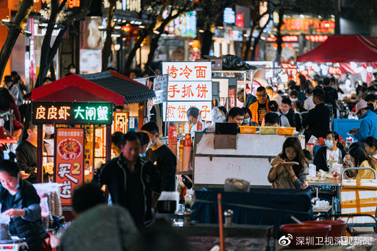 露天市集持续升温，“外摆经济”如何释放新动能？