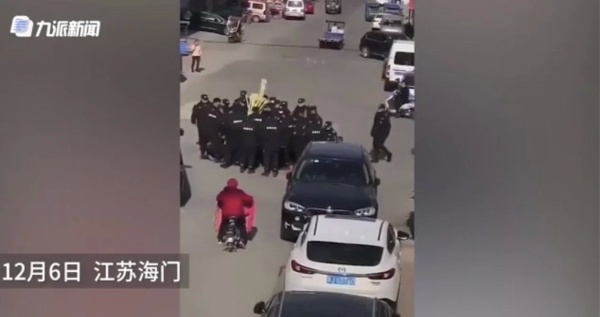 官方回应穿制服人员“抢甘蔗”：系第三方公司，媒体：执法不能外包休闲区蓝鸢梦想 - Www.slyday.coM