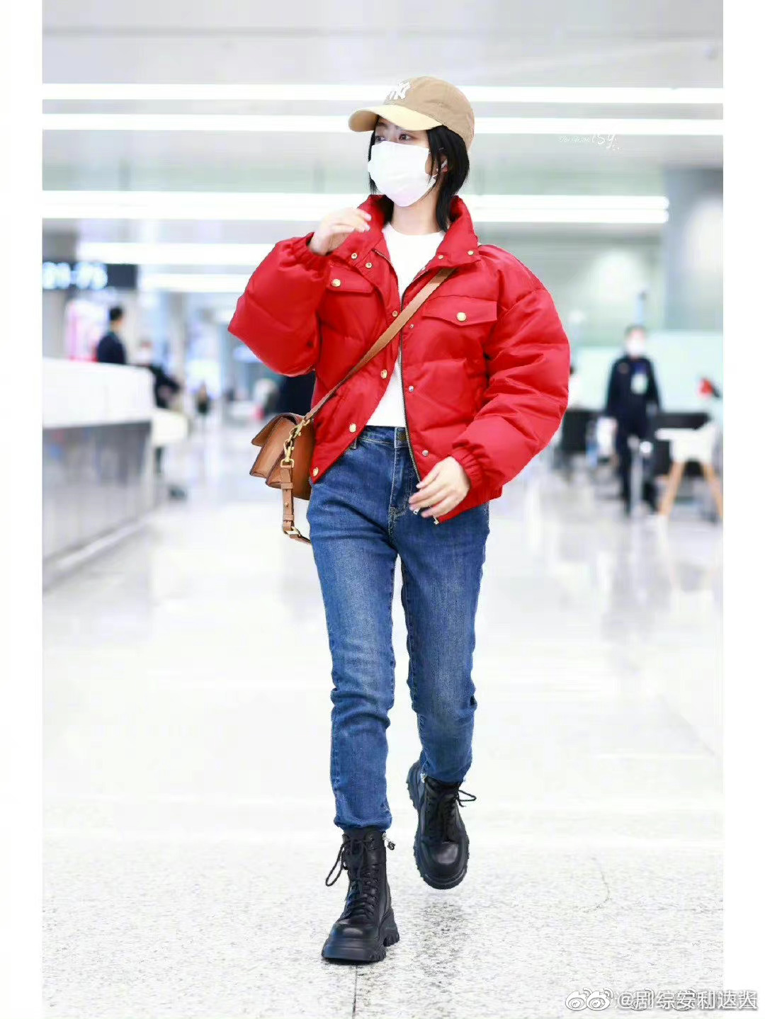 谭松韵进组《你比星光美丽》饭拍来啦,谭松韵红色羽绒服造型好阳光啊