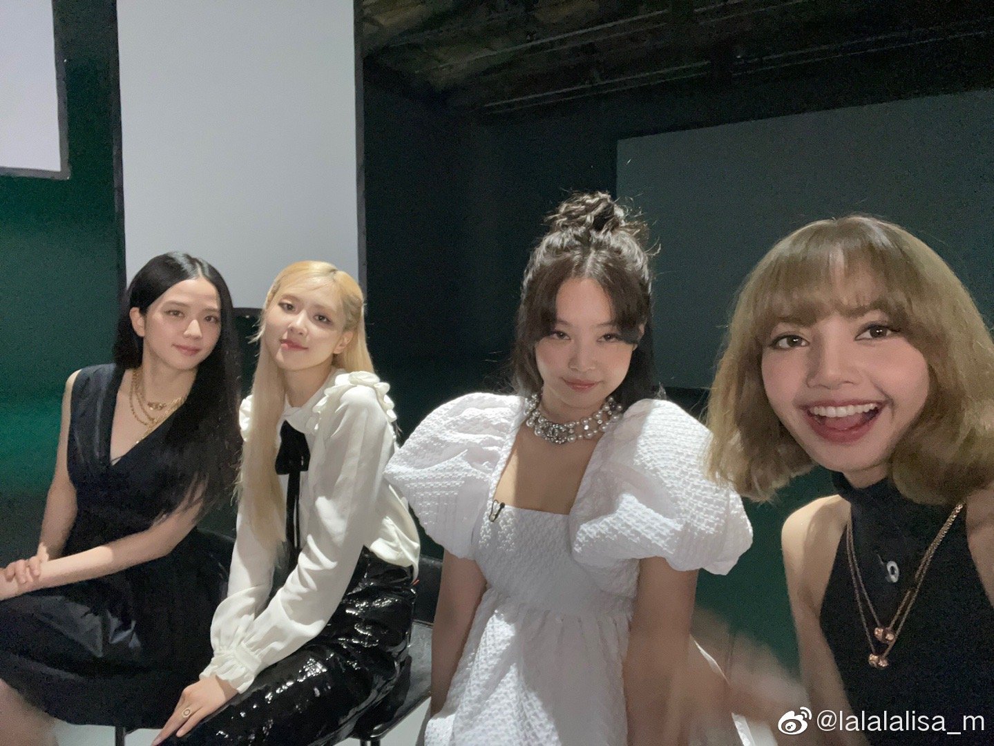 lisa晒合照庆祝blackpink出道五周年