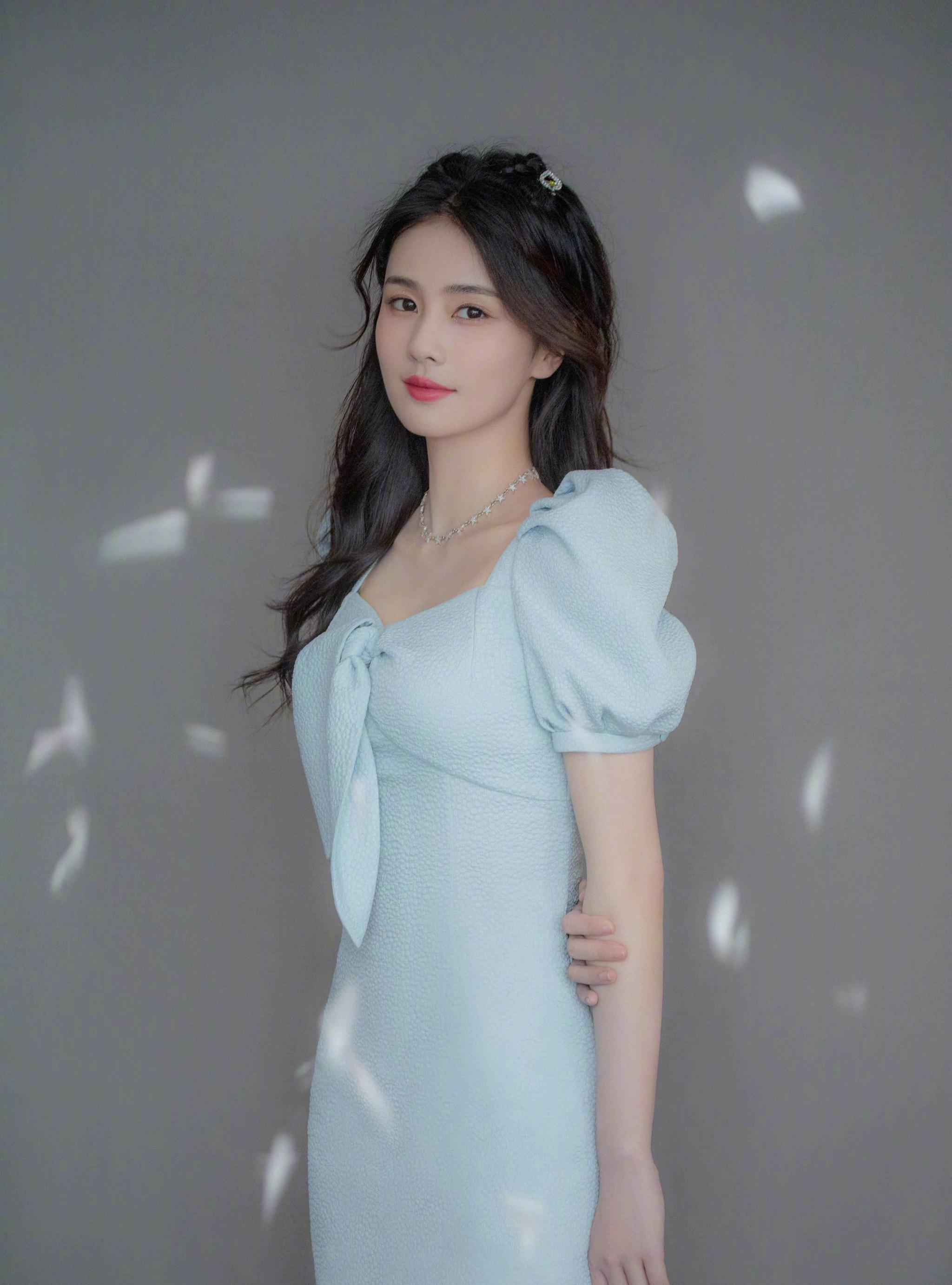 白鹿嘟嘴卖萌照曝光,白色碎花连衣裙抱着小鸭子,甜美可爱|白鹿|碎花|