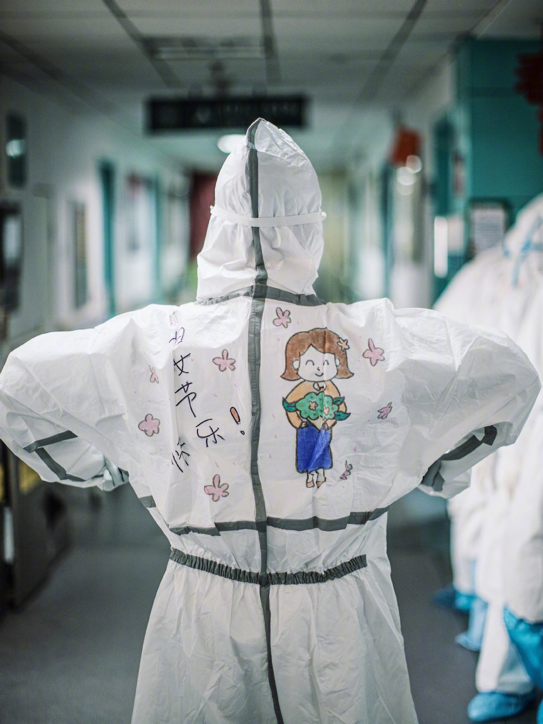 在湖北省中医院光谷院区为护士小姐姐们拍照,她们在防护服上写下自己