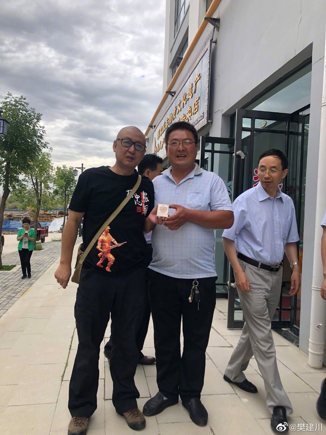 甘肃,临洮走游中,一位先生上来问:樊先生,你好。我说:你好__财经头条