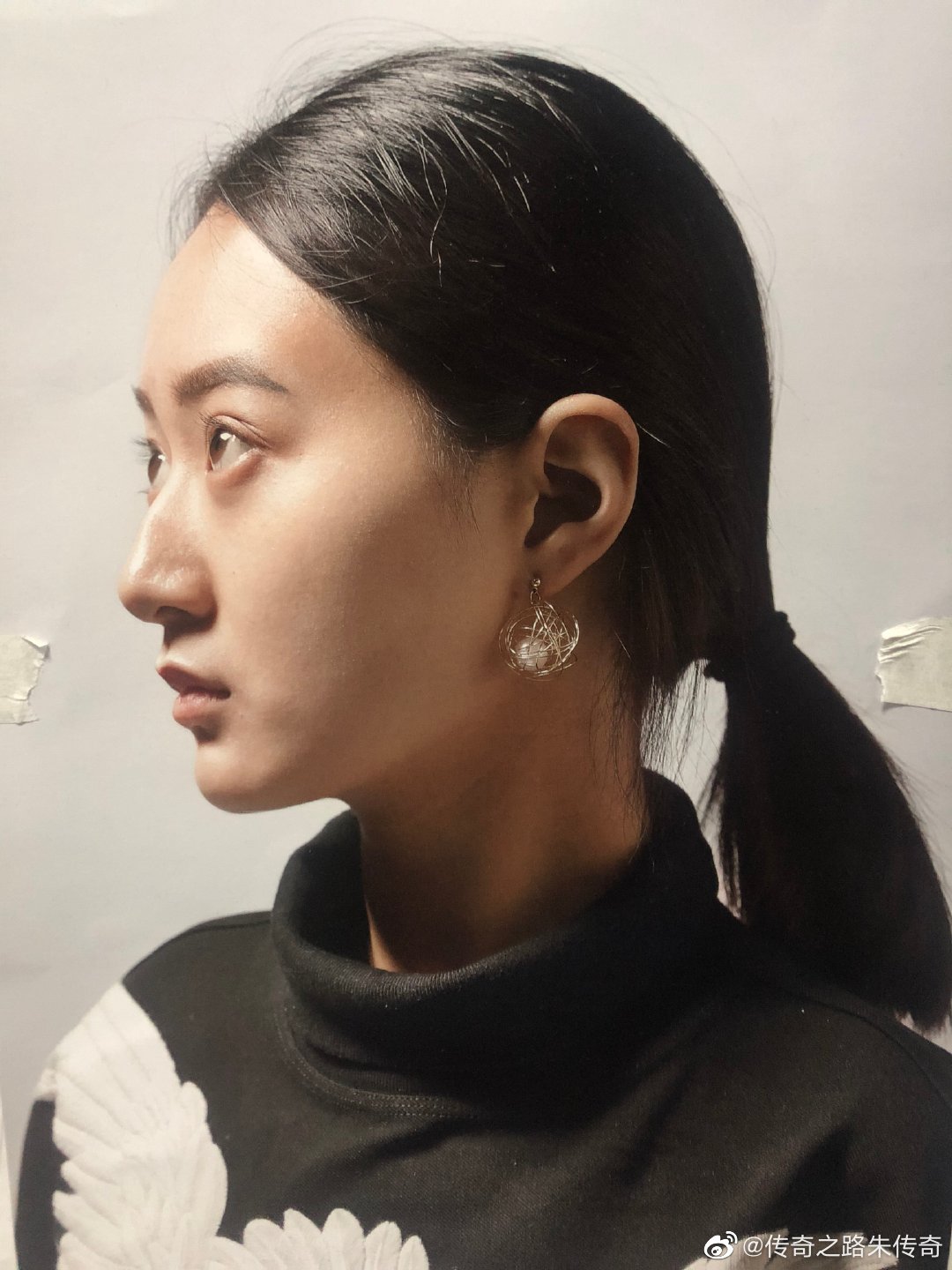 把头发的明暗交界线一定要跟面部的明暗交界线连贯起来_高清图集_新浪