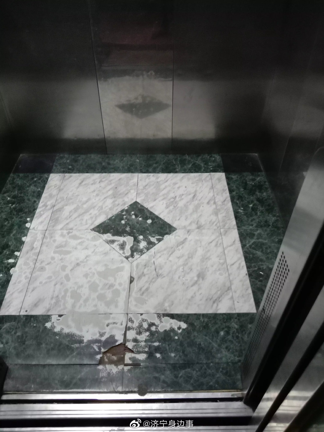 济宁 高层电梯轿厢底部出现严重的腐蚀