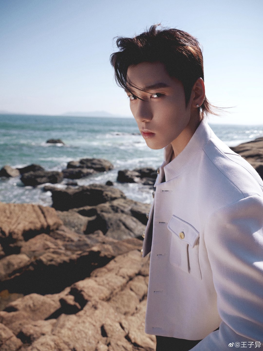 王子异分享最新写真白西装骑马照