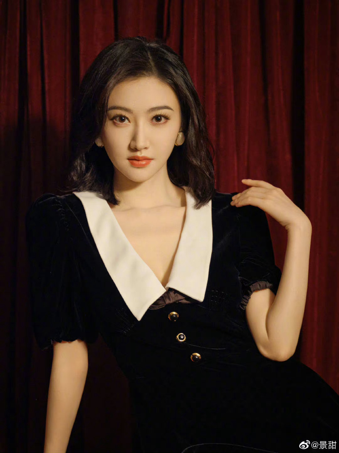景甜最新赫本风随拍 黑色复古裙温柔绝美,锁骨好绝