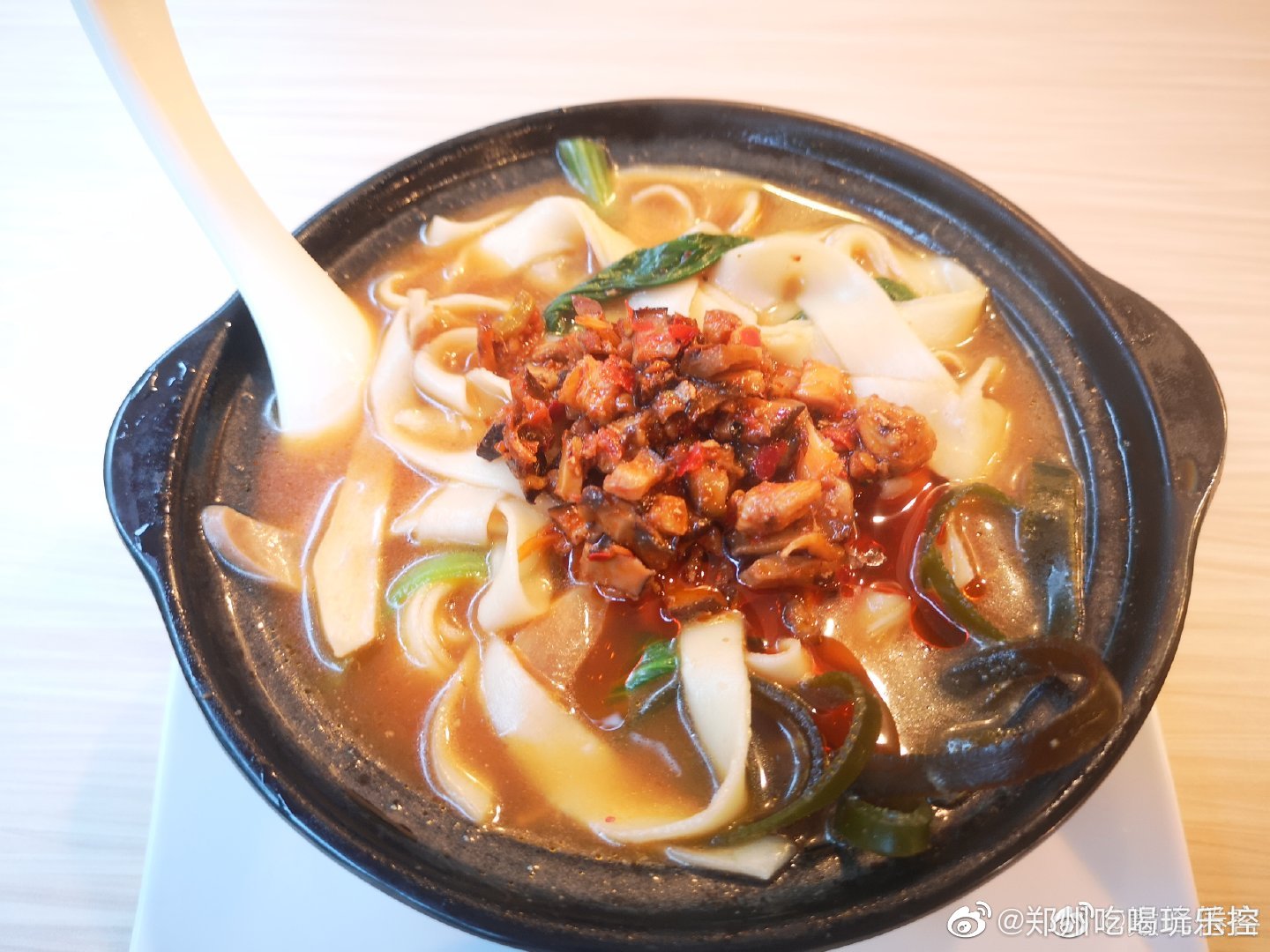 今天,郑州又是阴雨绵绵,晚饭也不想做了,拿把伞,下楼吃了一碗砂锅烩面