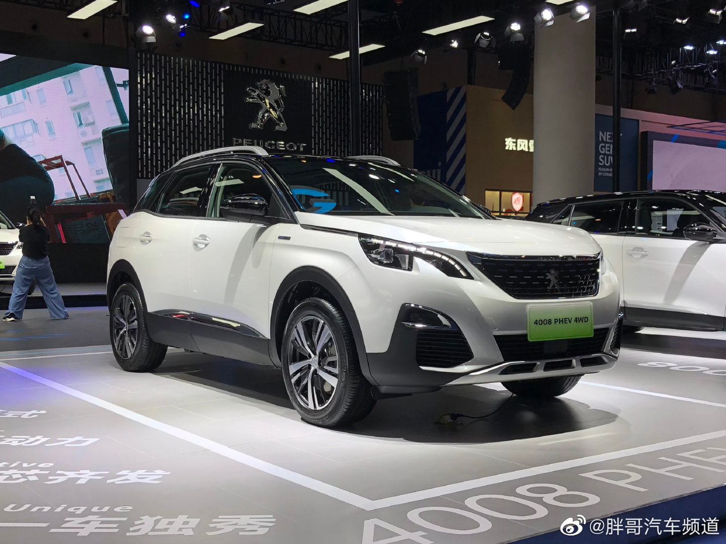 在本次成都车展上,东风标致推出了4008 phev车型