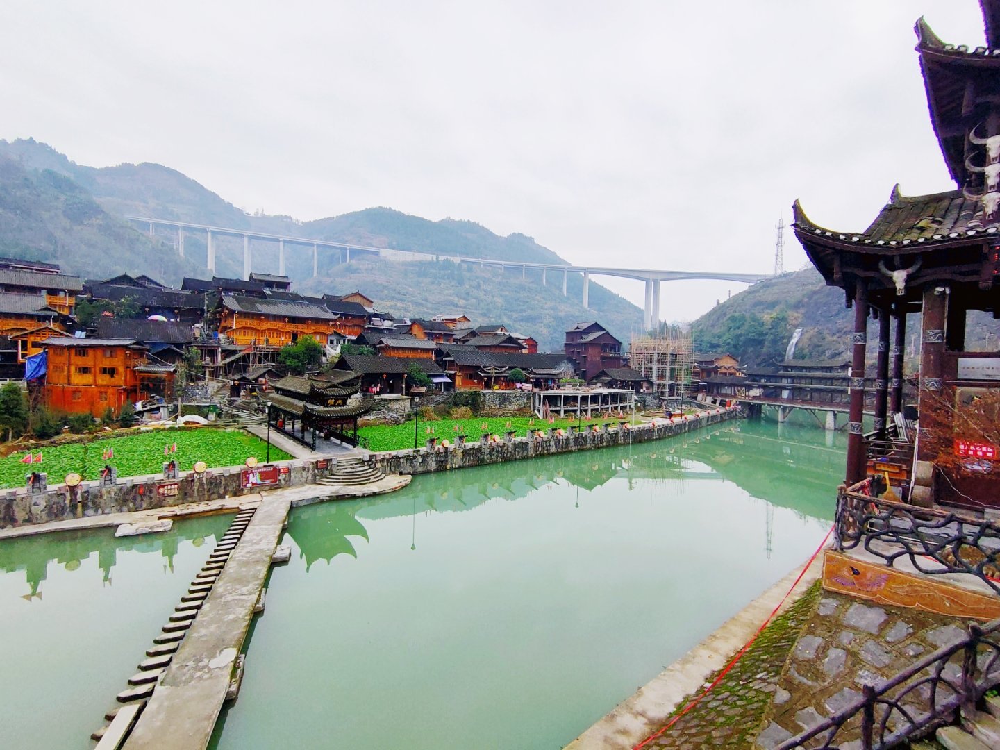依山伴水的湘西墨戎苗寨,此情此景,是不是一下子就感觉到了凉爽