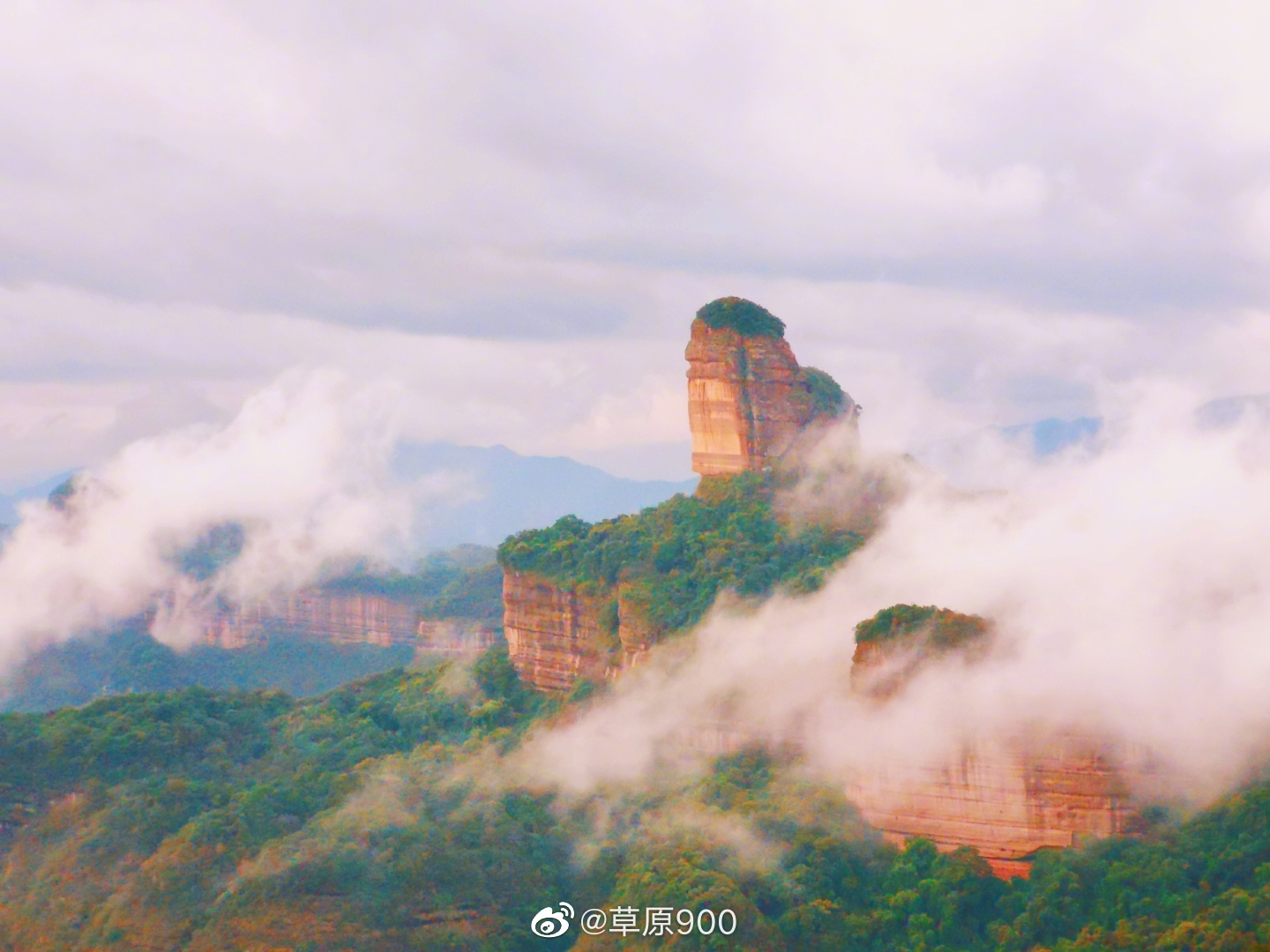 丹霞山位于广东省韶关市仁化县境内,是广东省面积最大风景区