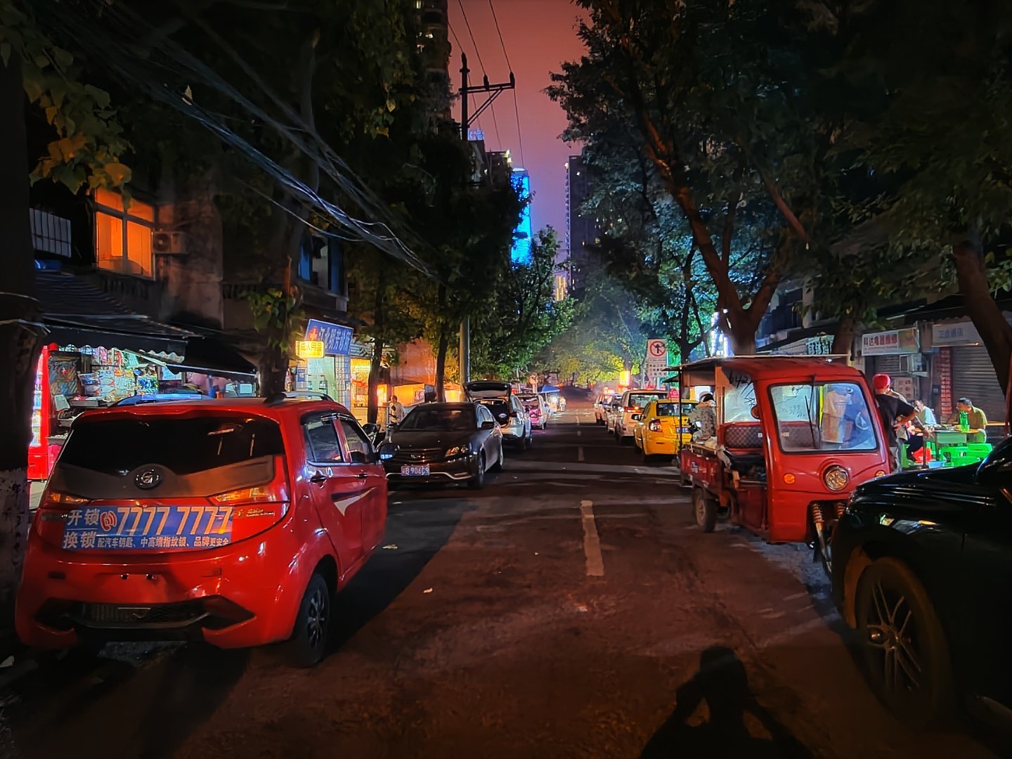 山城重庆的魅力不止于网红景点夜色下的重庆街头扎堆的美食烧烤