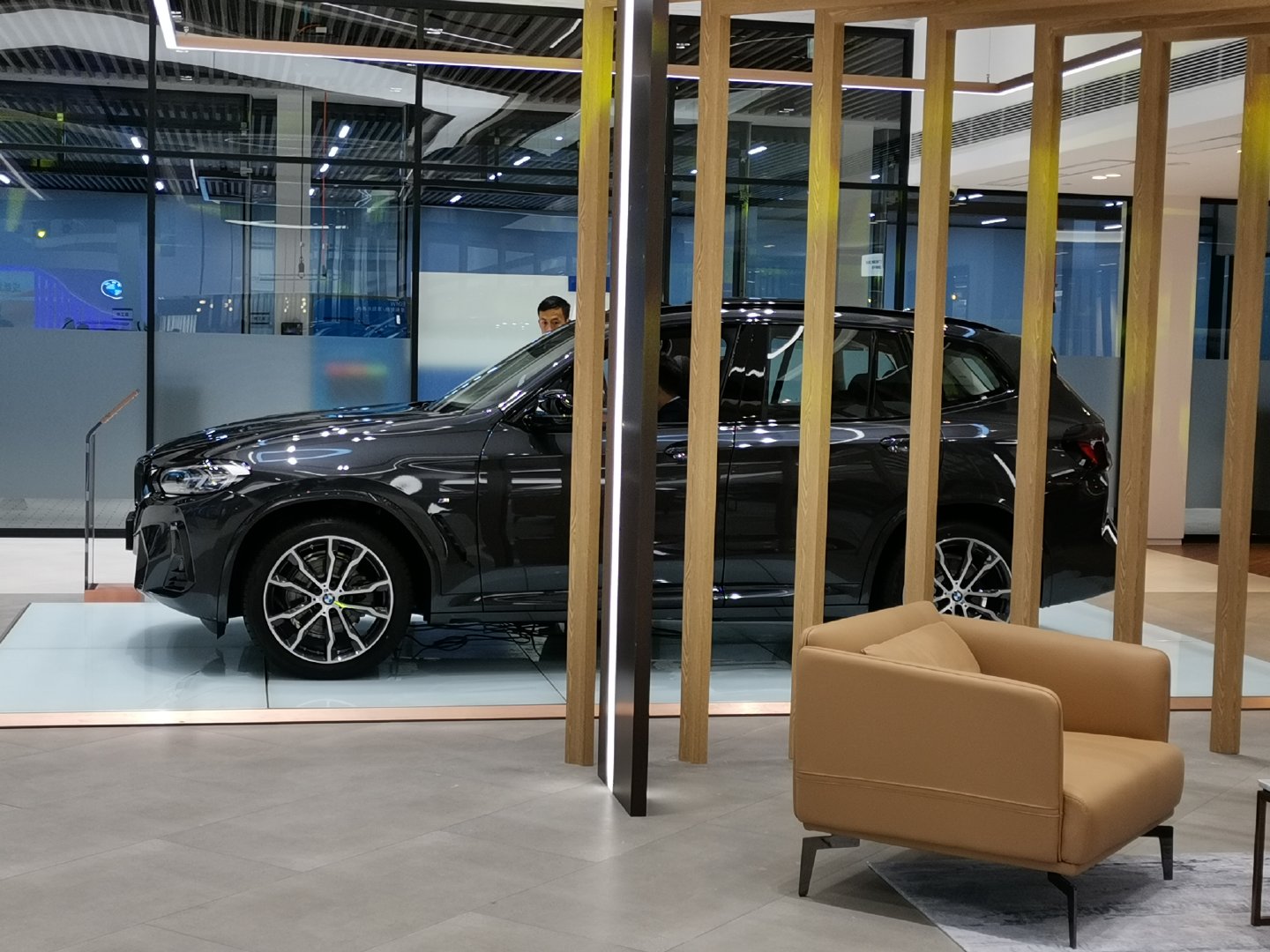 成都龙泉中宝开业新时代宝马4s店是什么样的