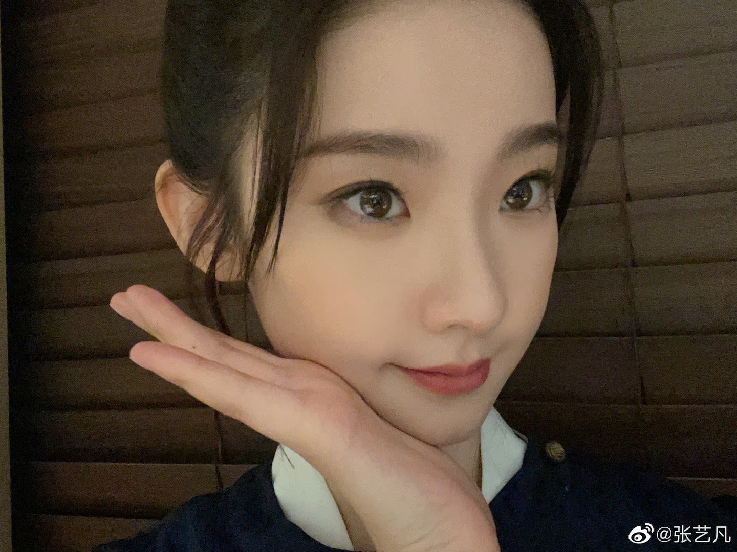 张艺凡自拍六宫格送达 嘟嘴比耶的可爱小凡……_高清图集_新浪网