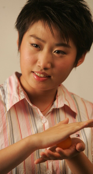 奥运冠军郭跃,肤色白皙五官精致,和她运动员时期的样子相差极大__财经