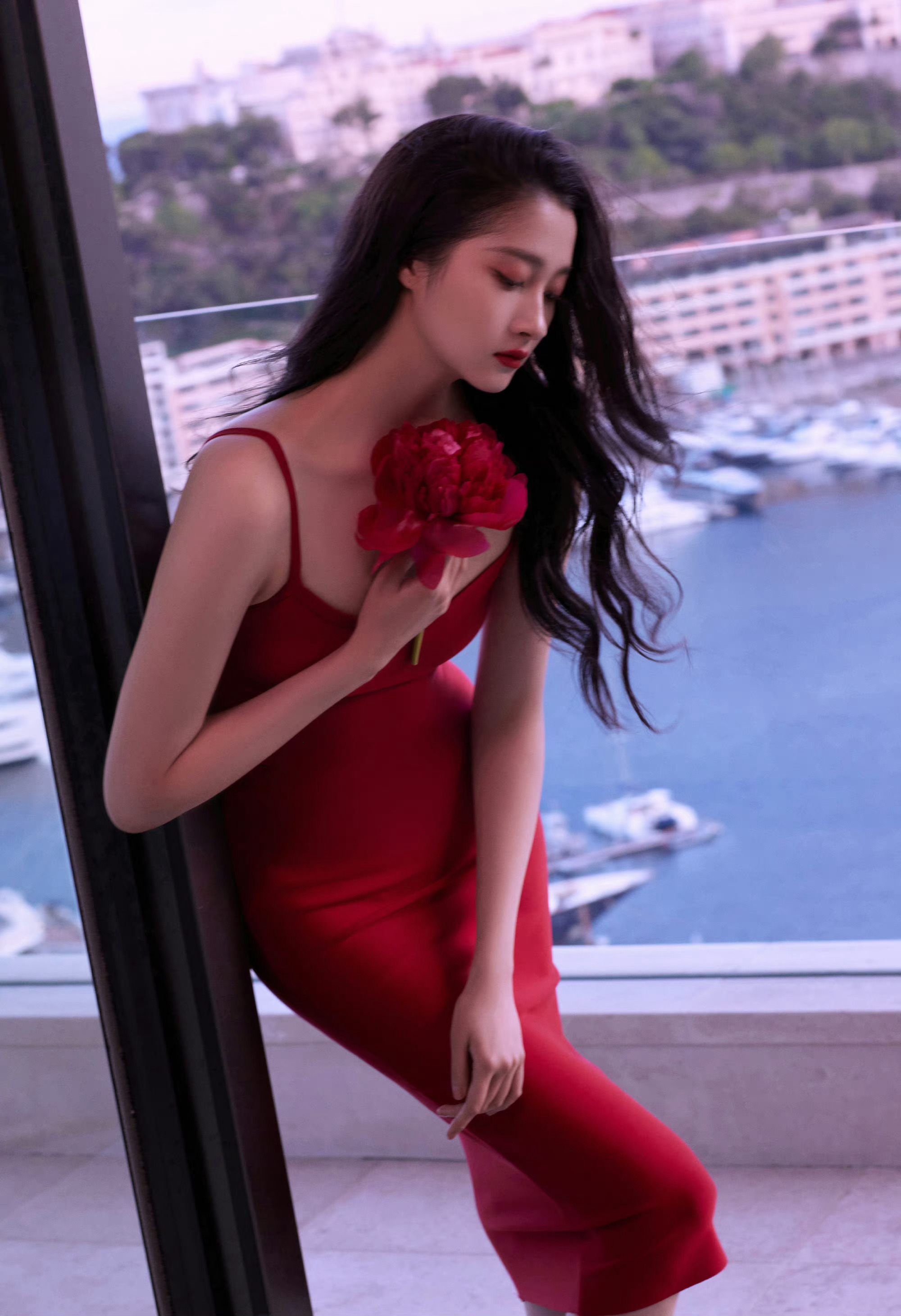 关晓彤的仪态 最新发式红裙大片……__财经头条