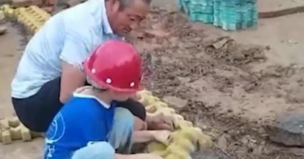 三年级小男孩因厌学被妈妈送去工地搬砖,没想到孩子不按套路出牌休闲区蓝鸢梦想 - Www.slyday.coM