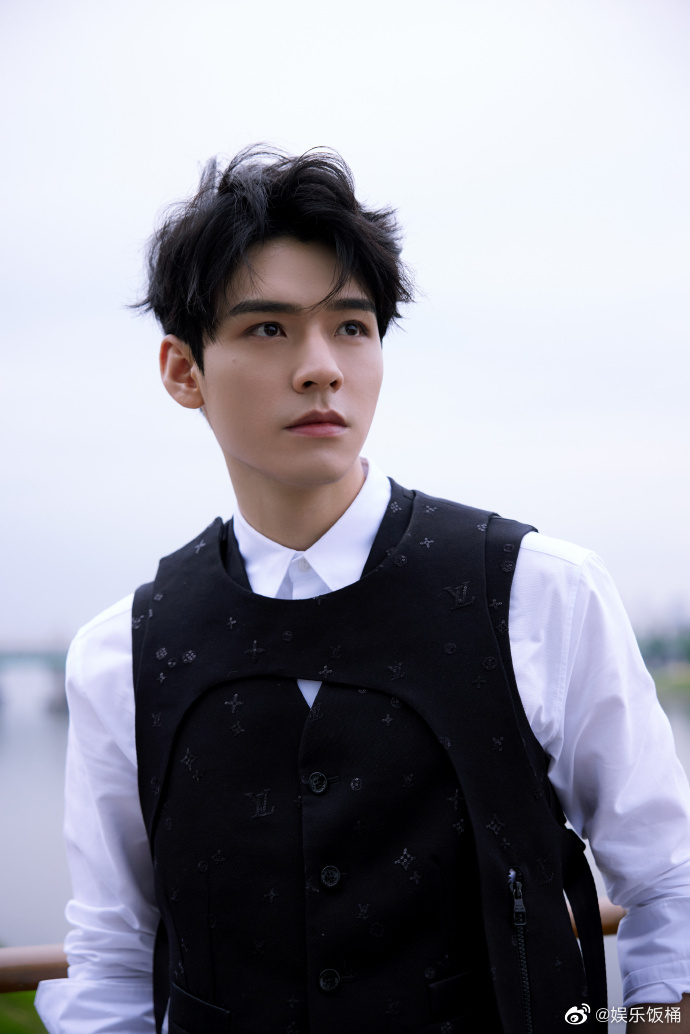 龚俊街头黑白随拍,这也太帅气了吧,咱就是说龚俊鲨疯啦