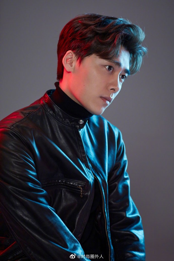 的最新写真瘦了许多,脸部轮廓更加有型了,酷帅的总裁风,表情严肃