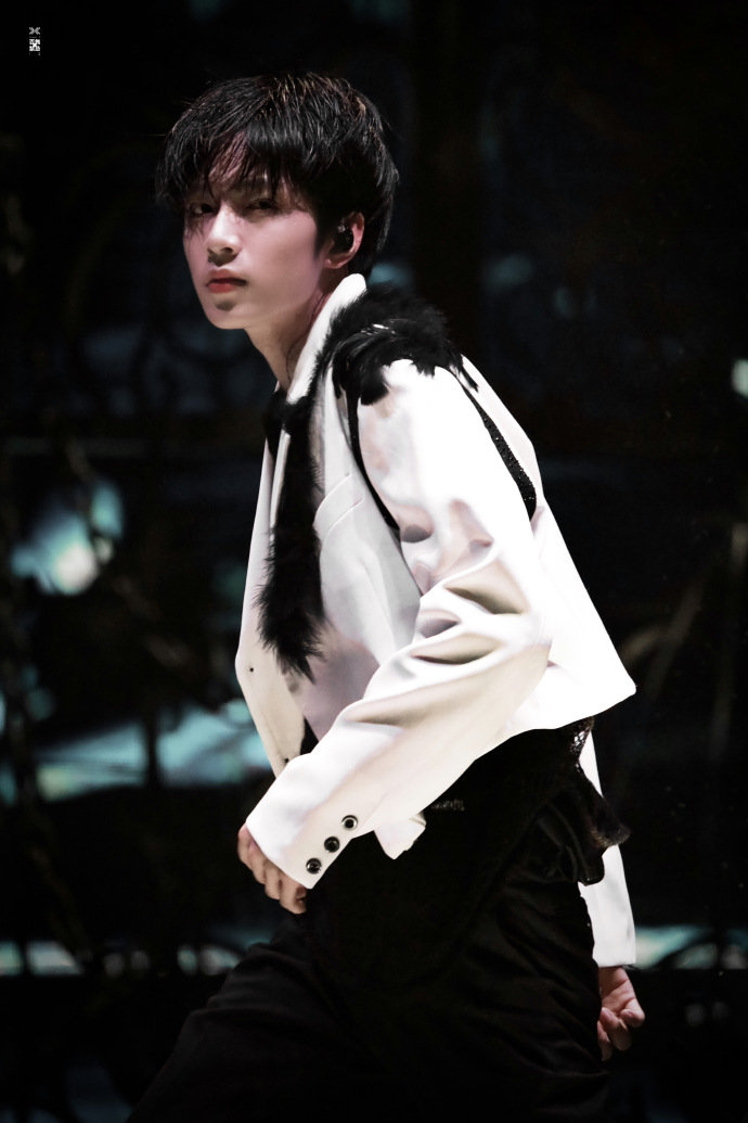 刘耀文《criminal》舞台,帅到失语~ 文哥你怎么能这么欲!