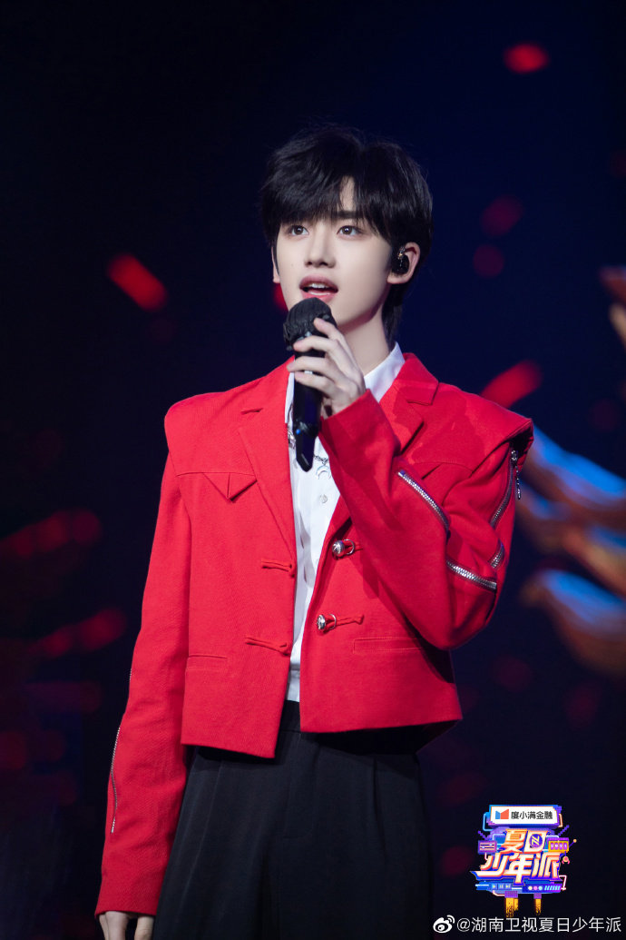 丁程鑫《夏日少年派》剧照 一袭红衣更显少年潇洒帅气 期待丁儿