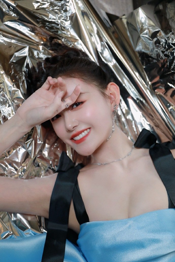 蒋依依这身灰姑娘风长裙也太好看了啦～尽显俏皮可爱……__财经头条