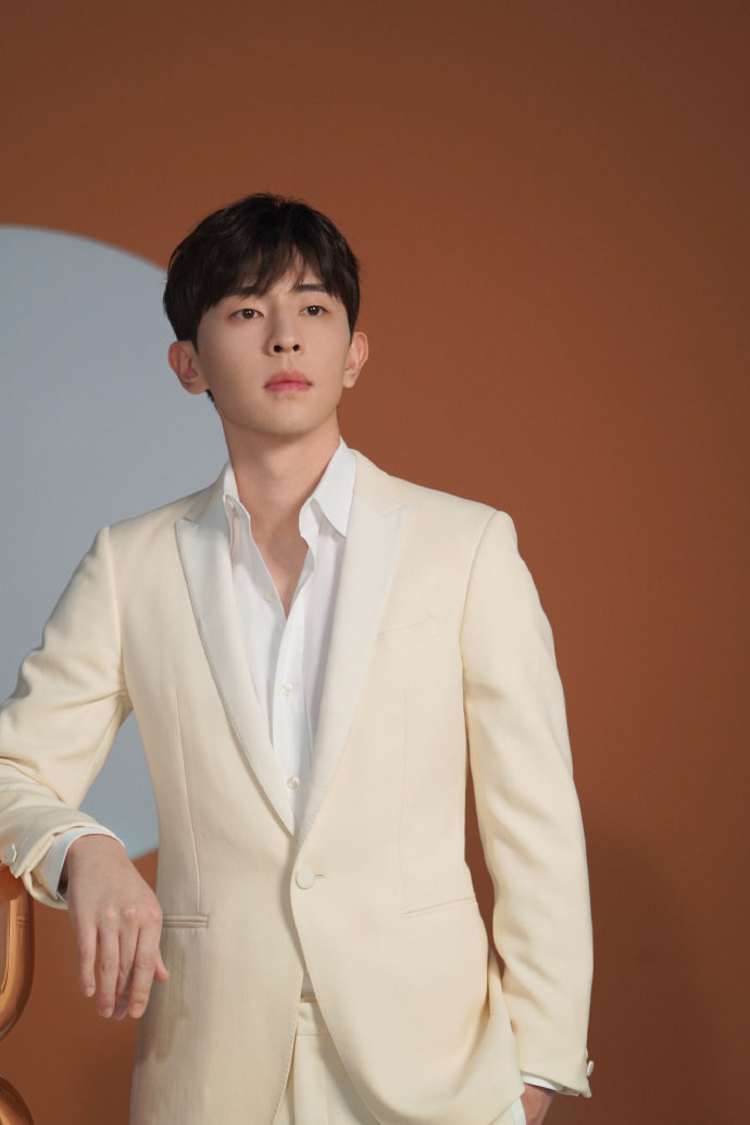 邓伦周一白色西装写真新鲜出炉帅气的伦哥开启新的一周