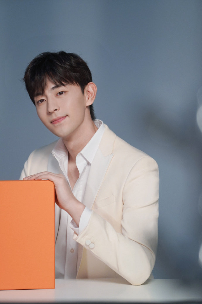 邓伦周一白色西装写真新鲜出炉帅气的伦哥开启新的一周