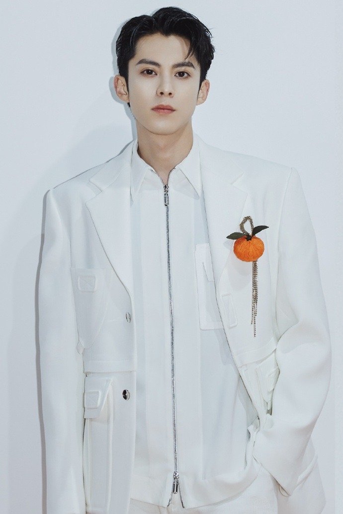 王鹤棣纯白西装篮球场造型好帅哇!衣服上的小橘子也好可爱!