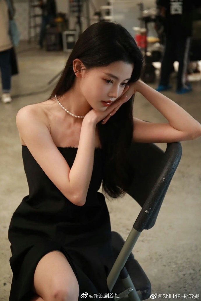 孙珍妮时尚芭莎拍摄花絮照 黑裙,黄西装,优雅魅惑的小狐狸……_高清