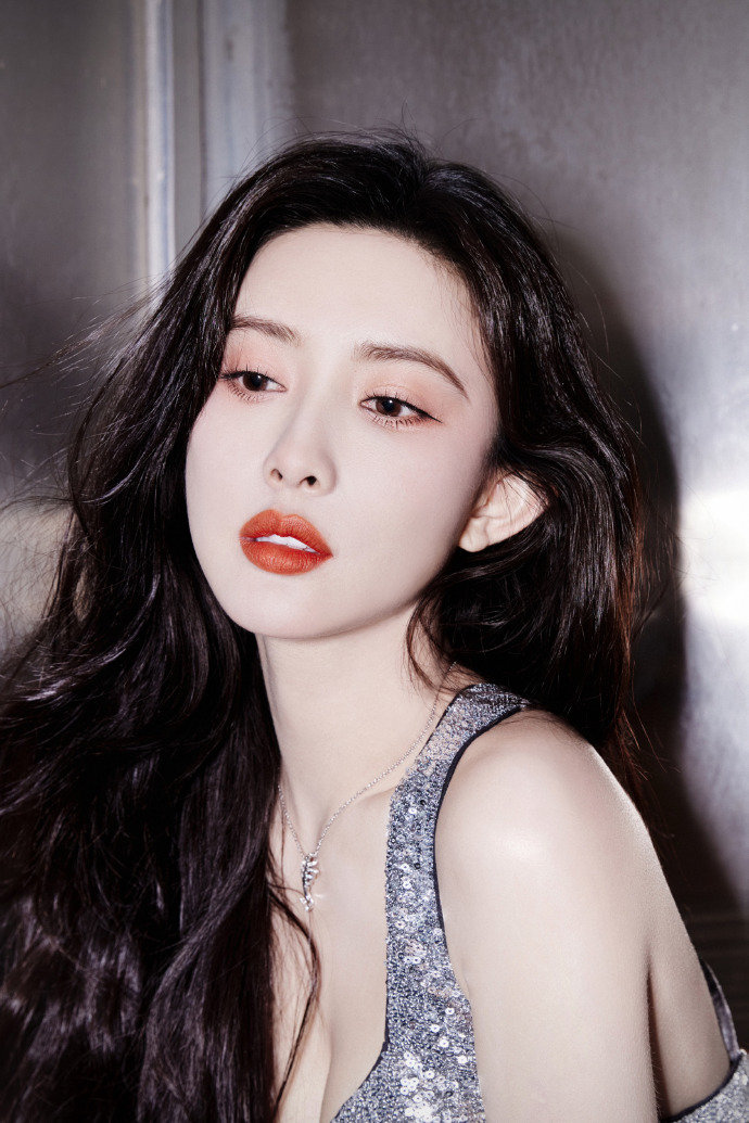 孟子义五月第一份大片释出~ 银色亮片吊带裙造型辣妹孟孟上线