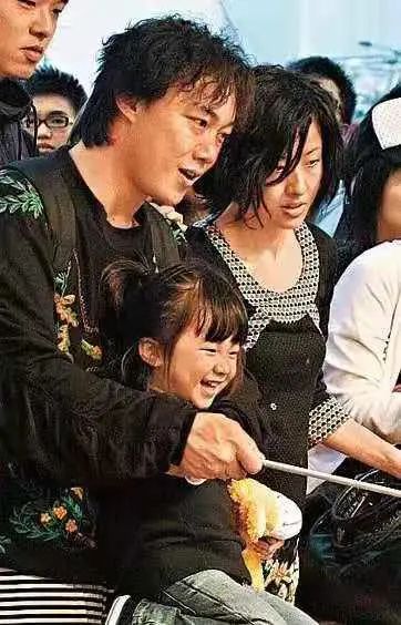 陈奕迅携女儿健身,意外秀健硕大腿肌肉,16岁陈康堤显超模气质