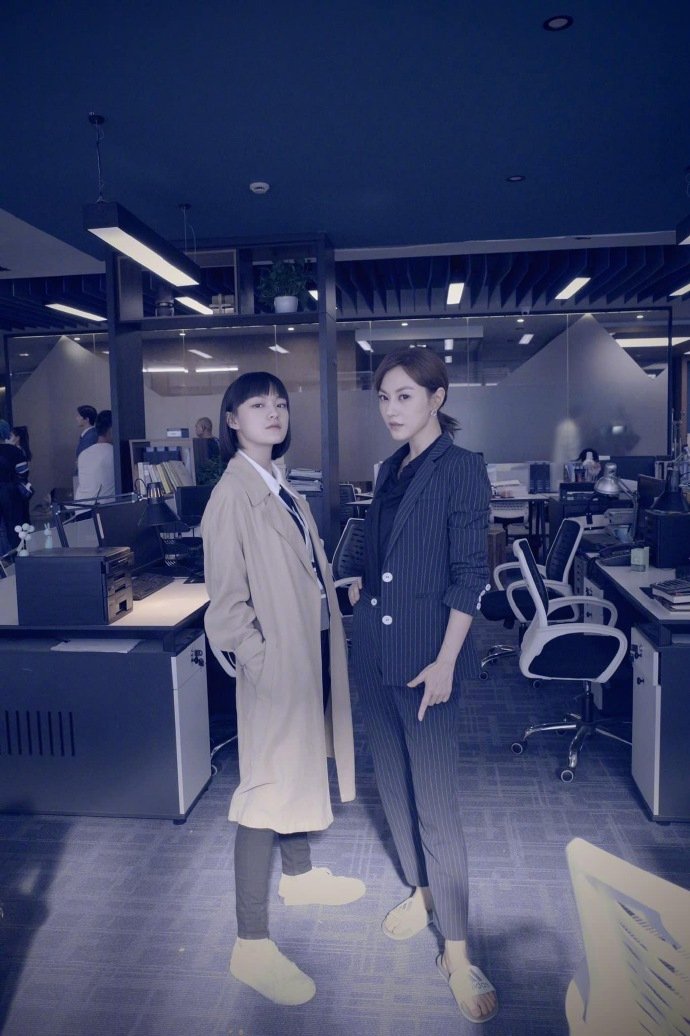 27日,刘心悠晒出与文淇的帅气同框照,发文称:"侦探2人组"