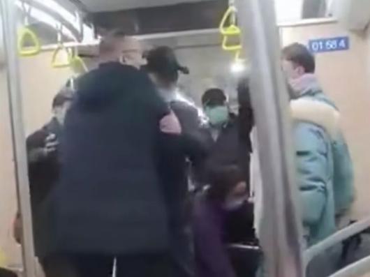 青岛一年轻小伙没有及时让座，被一位大爷责怪，却发生推搡和打斗休闲区蓝鸢梦想 - Www.slyday.coM