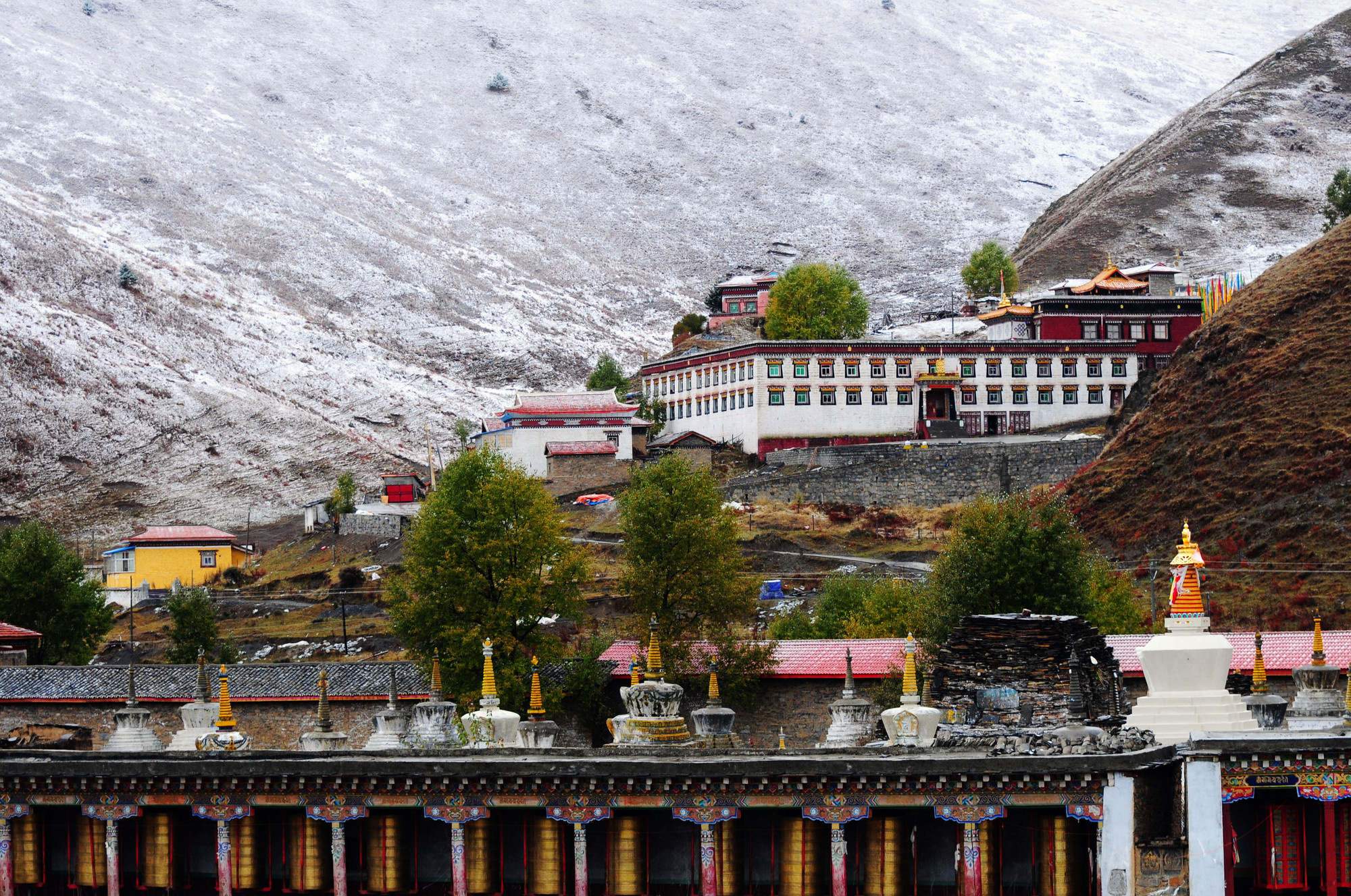 四川甘孜藏传寺庙众多信徒不可胜数