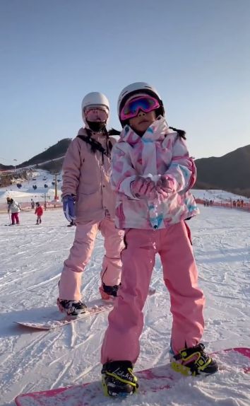 李小璐带甜馨滑雪,男司机却上热搜,是贾乃亮还是另有其人?
