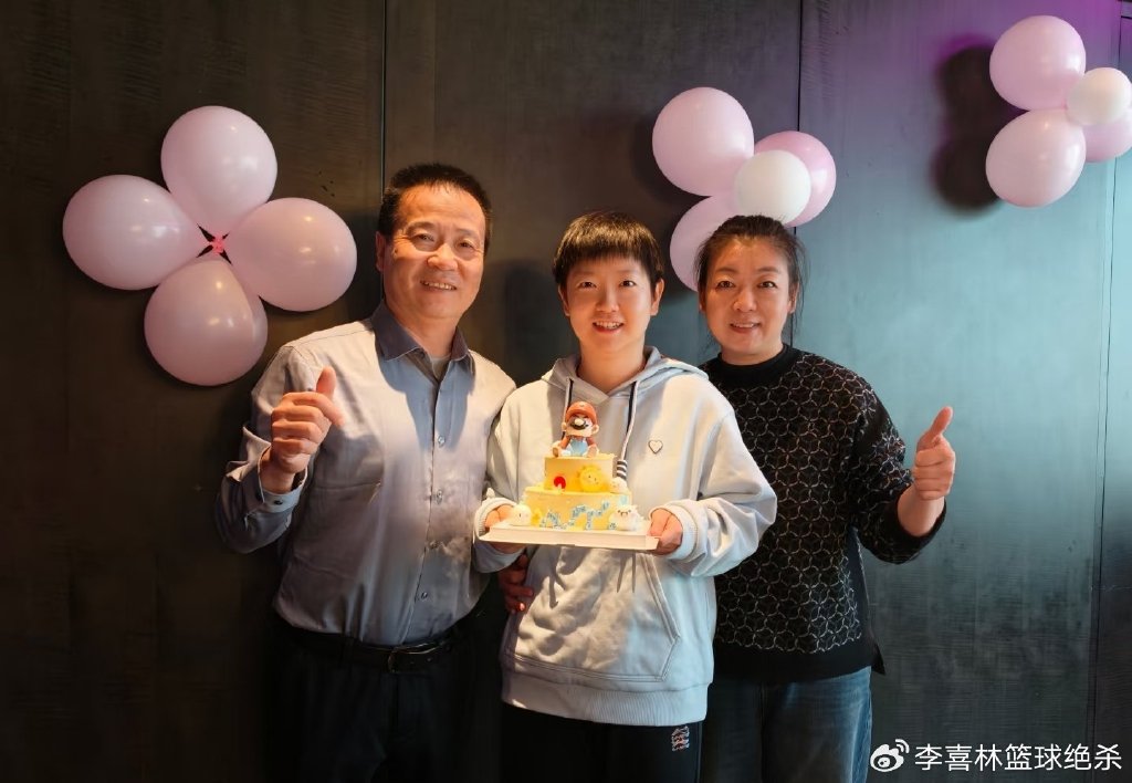 孙颖莎过生日曝光！吃长寿面+父母现身，23岁国乒第一美女合影抢镜