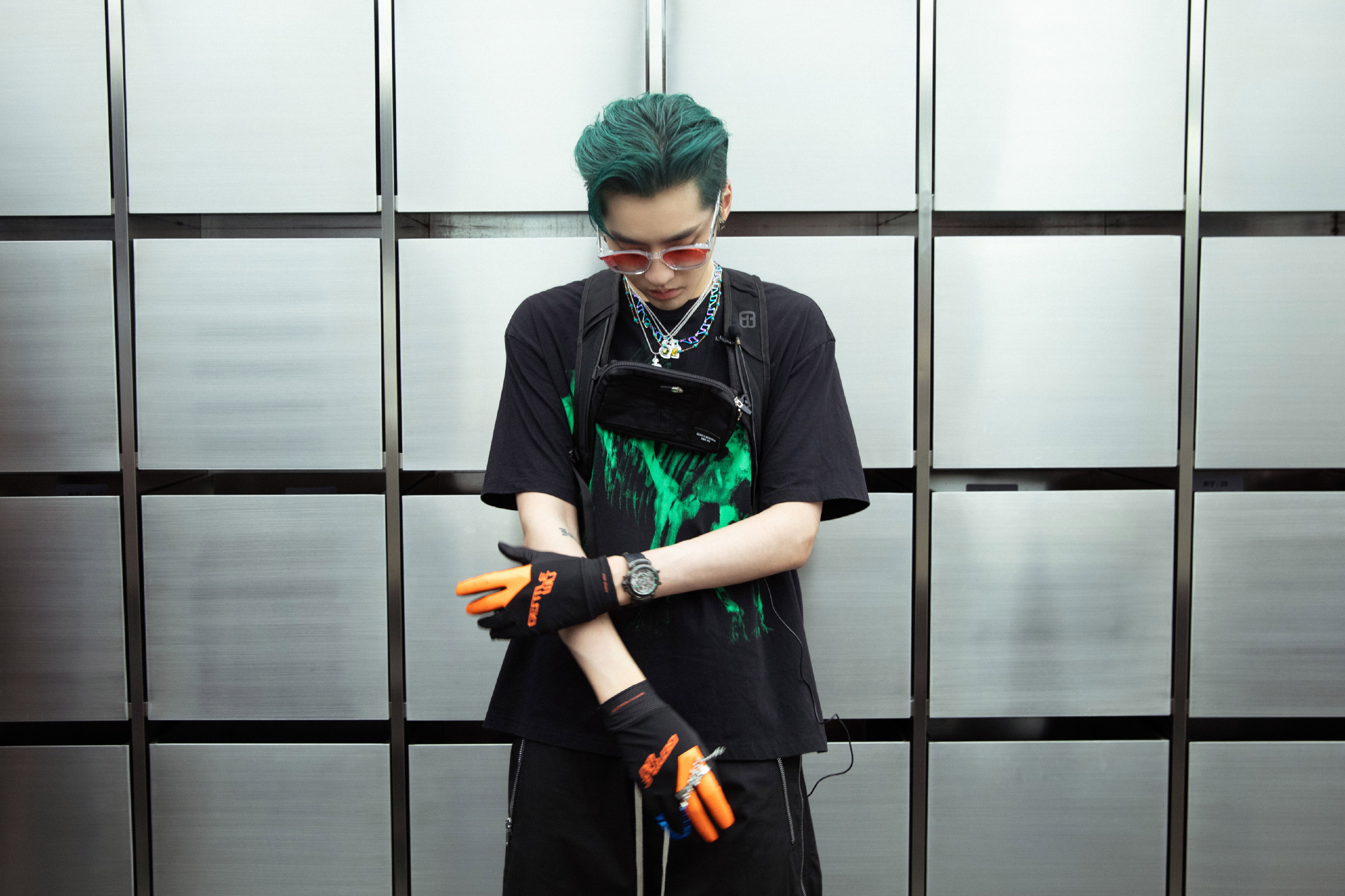 吴亦凡全新造型亮相,墨绿发色朋克风十足