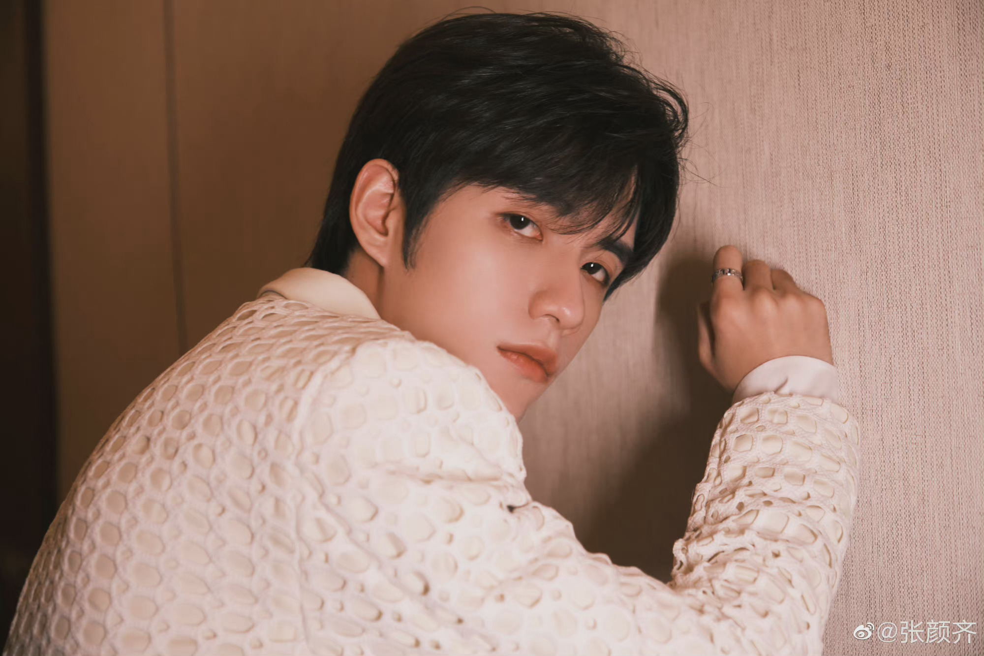 张颜齐镂空白西装造型精致帅气眼神好有表现力呐爱了爱了