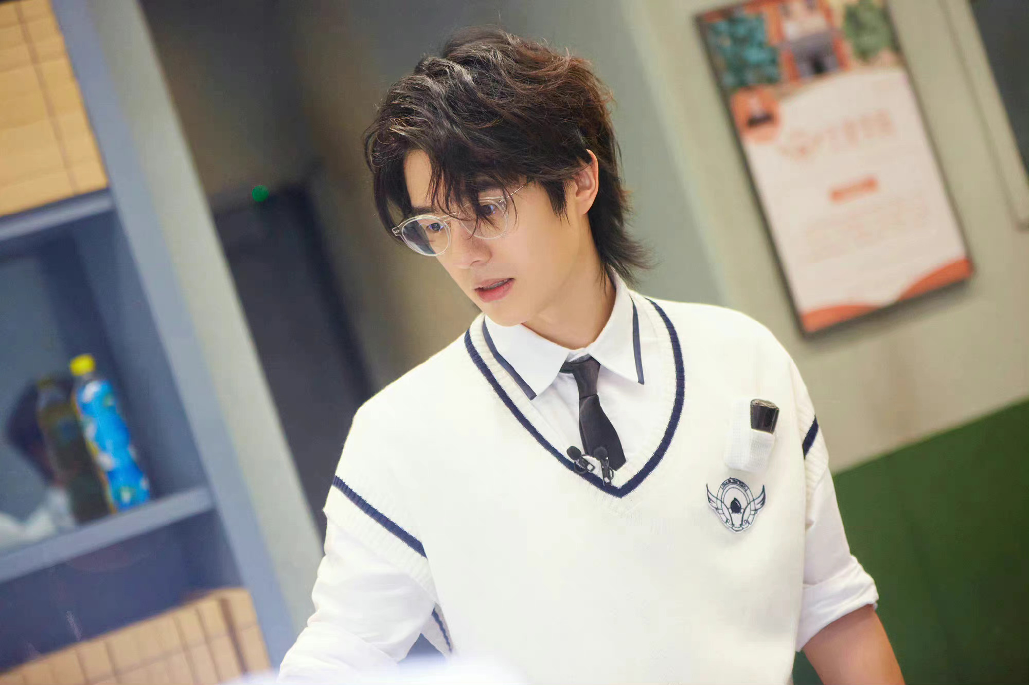 刘昊然密逃4最新剧照 学院风 狼尾发型 眼镜 学院制服,高帅